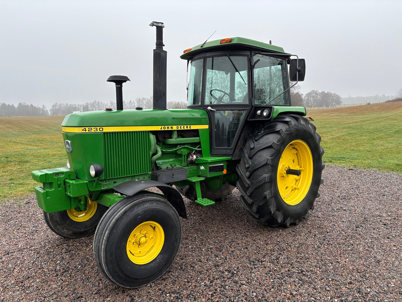 John Deere 4230 - 장궤형 트랙터 : 사진 1 John Deere 4230 - 장궤형 트랙터 : 사진 1