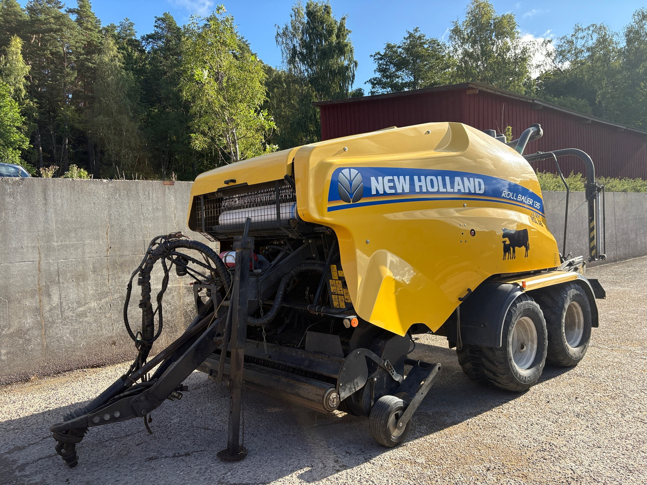 New Holland Roll Baler 135 - 원형 베일러 : 사진 1 New Holland Roll Baler 135 - 원형 베일러 : 사진 1