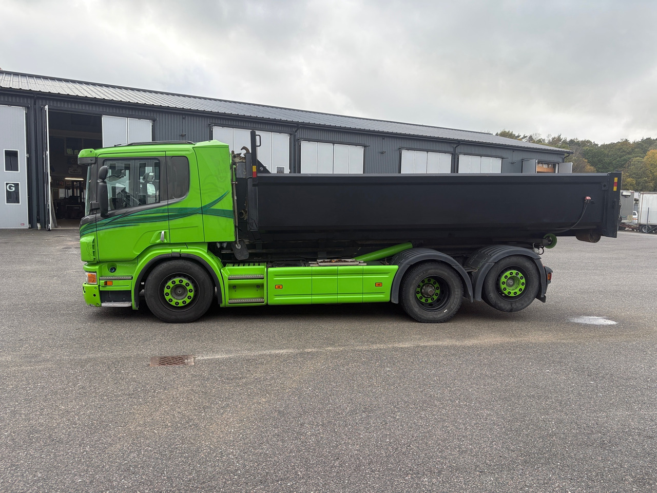 Scania P 320 6x2 - 후크 리프트 트럭 : 사진 1 Scania P 320 6x2 - 후크 리프트 트럭 : 사진 1