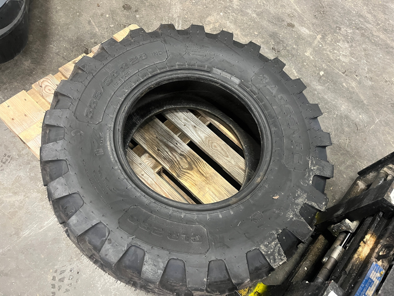 Ascenso 335/80-20 - 타이어 건설기계 용 : 사진 1 Ascenso 335/80-20 - 타이어 건설기계 용 : 사진 1