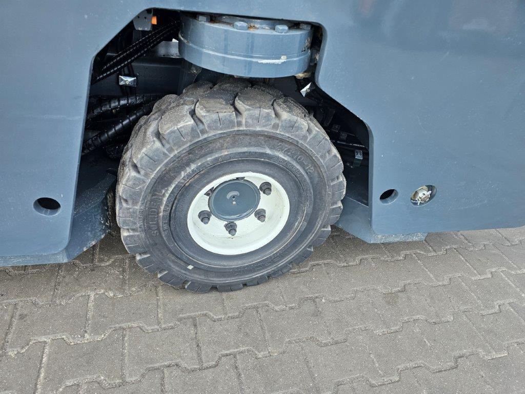 Combilift Amlift C4000 - 4방향 리치 트럭 : 사진 2 Combilift Amlift C4000 - 4방향 리치 트럭 : 사진 2