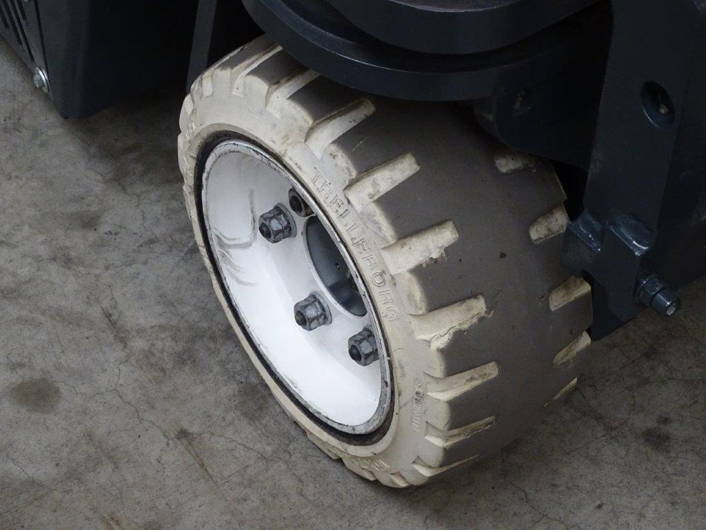 Combilift C2500CB - TRIPLEX - 4방향 리치 트럭 : 사진 2 Combilift C2500CB - TRIPLEX - 4방향 리치 트럭 : 사진 2