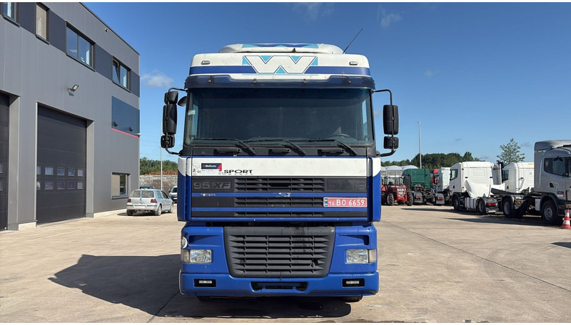 DAF XF 95.380 (EURO 2 / POMPE MANUELLE / MANUAL PUMP / BOITE MANUELLE / MANUAL GEARBOX) - 트랙터 유닛 : 사진 2 DAF XF 95.380 (EURO 2 / POMPE MANUELLE / MANUAL PUMP / BOITE MANUELLE / MANUAL GEARBOX) - 트랙터 유닛 : 사진 2