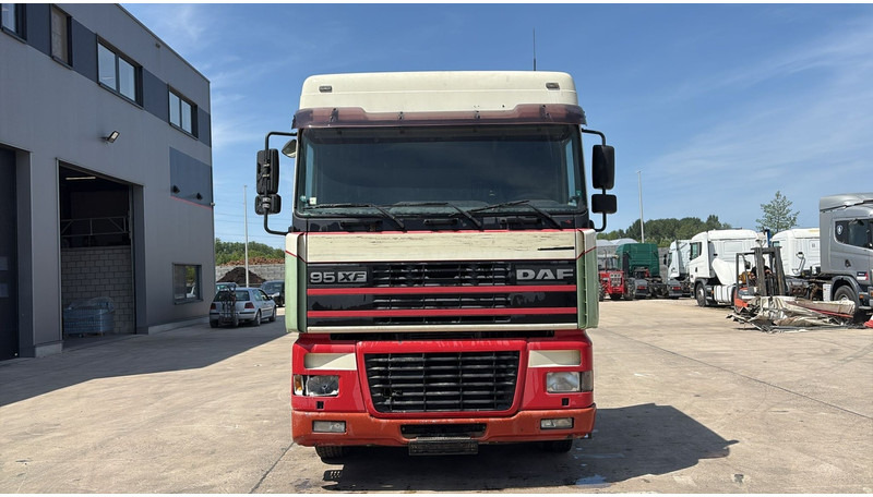 DAF XF 95.430 (EURO 3 / BOITE MANUELLE / MANUAL GEARBOX) - 트랙터 유닛 : 사진 2 DAF XF 95.430 (EURO 3 / BOITE MANUELLE / MANUAL GEARBOX) - 트랙터 유닛 : 사진 2