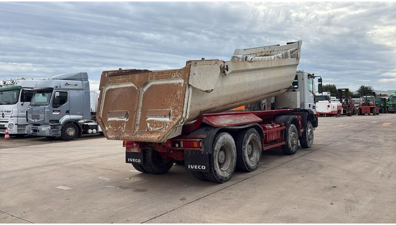 Iveco EUROTRAKKER 320 E 35 (GRAND PONT / LAMES / POMPE MANUELLE / 8X4 / CURSOR 8) - 덤프트럭 : 사진 5 Iveco EUROTRAKKER 320 E 35 (GRAND PONT / LAMES / POMPE MANUELLE / 8X4 / CURSOR 8) - 덤프트럭 : 사진 5