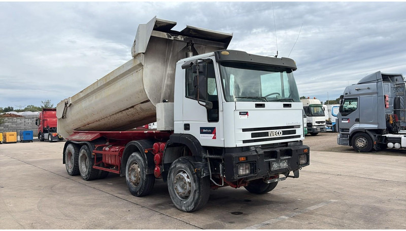 Iveco EUROTRAKKER 320 E 35 (GRAND PONT / LAMES / POMPE MANUELLE / 8X4 / CURSOR 8) - 덤프트럭 : 사진 3 Iveco EUROTRAKKER 320 E 35 (GRAND PONT / LAMES / POMPE MANUELLE / 8X4 / CURSOR 8) - 덤프트럭 : 사진 3