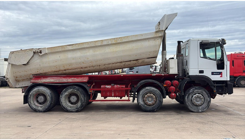 Iveco EUROTRAKKER 320 E 35 (GRAND PONT / LAMES / POMPE MANUELLE / 8X4 / CURSOR 8) - 덤프트럭 : 사진 4 Iveco EUROTRAKKER 320 E 35 (GRAND PONT / LAMES / POMPE MANUELLE / 8X4 / CURSOR 8) - 덤프트럭 : 사진 4