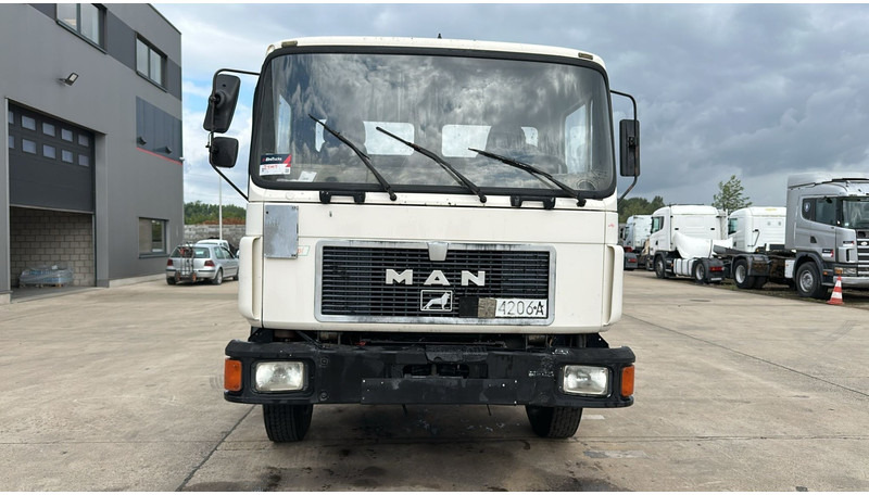 MAN 18.232 (MANUAL PUMP / 6 CYLINDER / POMPE MANUELLE / LAMES / STEEL SUSPENSION) - 캡 새시 트럭 : 사진 2 MAN 18.232 (MANUAL PUMP / 6 CYLINDER / POMPE MANUELLE / LAMES / STEEL SUSPENSION) - 캡 새시 트럭 : 사진 2
