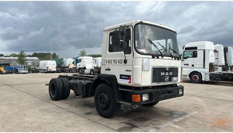 MAN 18.232 (MANUAL PUMP / 6 CYLINDER / POMPE MANUELLE / LAMES / STEEL SUSPENSION) - 캡 새시 트럭 : 사진 4 MAN 18.232 (MANUAL PUMP / 6 CYLINDER / POMPE MANUELLE / LAMES / STEEL SUSPENSION) - 캡 새시 트럭 : 사진 4