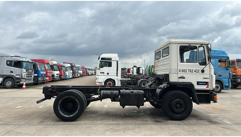 MAN 18.232 (MANUAL PUMP / 6 CYLINDER / POMPE MANUELLE / LAMES / STEEL SUSPENSION) - 캡 새시 트럭 : 사진 3 MAN 18.232 (MANUAL PUMP / 6 CYLINDER / POMPE MANUELLE / LAMES / STEEL SUSPENSION) - 캡 새시 트럭 : 사진 3