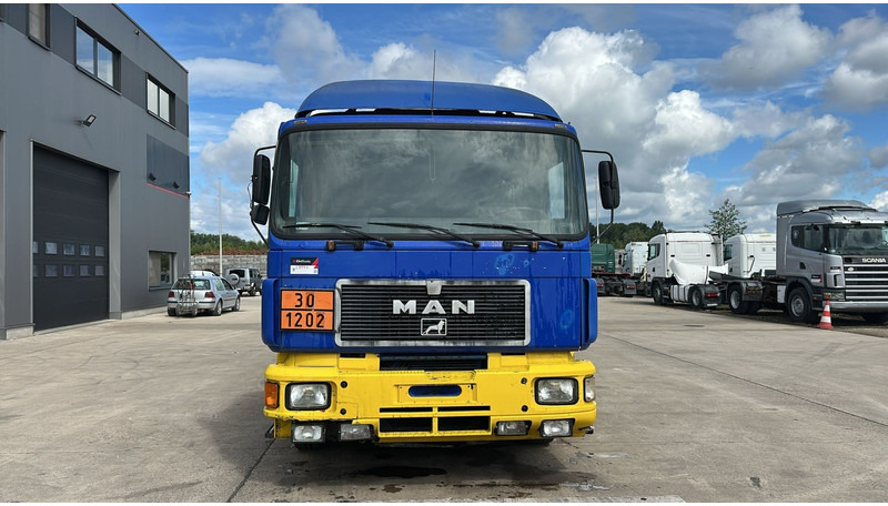 MAN 26.402 (18.000 L / 6X2 / 6 CYLINDER / FRONT STEEL / 3 COMPARTIMENTS) - 유조트럭 : 사진 2 MAN 26.402 (18.000 L / 6X2 / 6 CYLINDER / FRONT STEEL / 3 COMPARTIMENTS) - 유조트럭 : 사진 2