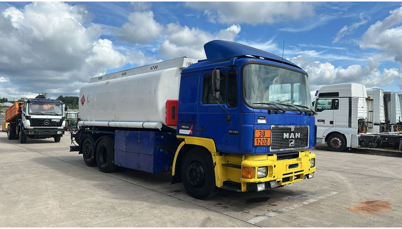 MAN 26.402 (18.000 L / 6X2 / 6 CYLINDER / FRONT STEEL / 3 COMPARTIMENTS) - 유조트럭 : 사진 3 MAN 26.402 (18.000 L / 6X2 / 6 CYLINDER / FRONT STEEL / 3 COMPARTIMENTS) - 유조트럭 : 사진 3