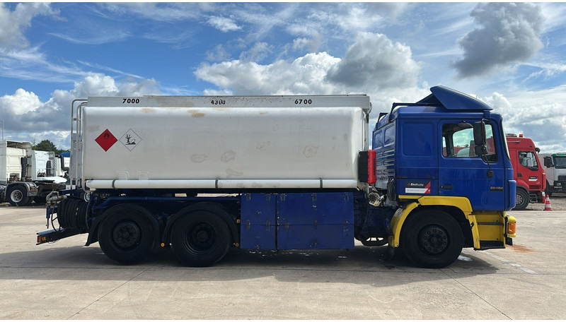 MAN 26.402 (18.000 L / 6X2 / 6 CYLINDER / FRONT STEEL / 3 COMPARTIMENTS) - 유조트럭 : 사진 4 MAN 26.402 (18.000 L / 6X2 / 6 CYLINDER / FRONT STEEL / 3 COMPARTIMENTS) - 유조트럭 : 사진 4