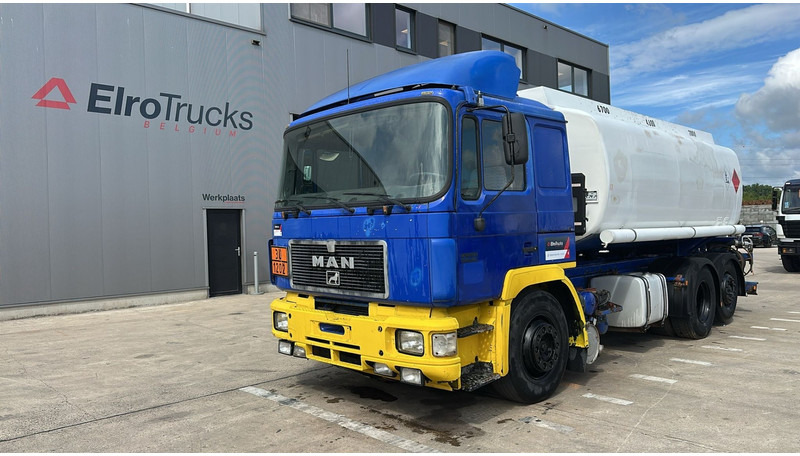 MAN 26.402 (18.000 L / 6X2 / 6 CYLINDER / FRONT STEEL / 3 COMPARTIMENTS) - 유조트럭 : 사진 1 MAN 26.402 (18.000 L / 6X2 / 6 CYLINDER / FRONT STEEL / 3 COMPARTIMENTS) - 유조트럭 : 사진 1