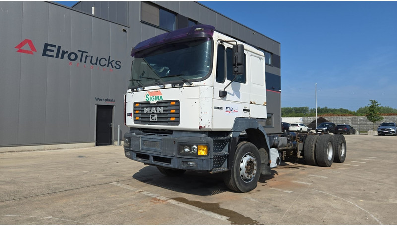 MAN 26.414 (6X4 / 6 CYLINDER / MANUAL GEARBOX / 10 TYRES / LONG CHASSIS / EURO 2) - 캡 새시 트럭 : 사진 1 MAN 26.414 (6X4 / 6 CYLINDER / MANUAL GEARBOX / 10 TYRES / LONG CHASSIS / EURO 2) - 캡 새시 트럭 : 사진 1