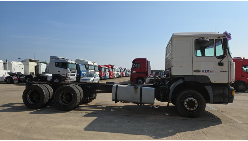 MAN 26.414 (6X4 / 6 CYLINDER / MANUAL GEARBOX / 10 TYRES / LONG CHASSIS / EURO 2) - 캡 새시 트럭 : 사진 4 MAN 26.414 (6X4 / 6 CYLINDER / MANUAL GEARBOX / 10 TYRES / LONG CHASSIS / EURO 2) - 캡 새시 트럭 : 사진 4