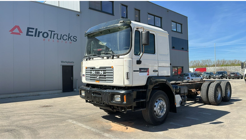 MAN 33.464 (6 CYLINDER / EURO 2 / SEMI MANUAL PUMP / BIG AXLE / STEEL SUSP. / LAMES) - 캡 새시 트럭 : 사진 1 MAN 33.464 (6 CYLINDER / EURO 2 / SEMI MANUAL PUMP / BIG AXLE / STEEL SUSP. / LAMES) - 캡 새시 트럭 : 사진 1