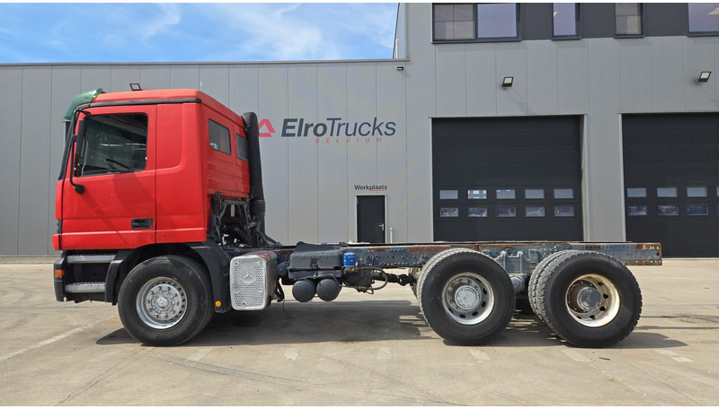 Mercedes-Benz ACTROS 2640 (EPS / 3 PEDALES / V6 / LAMES / GRAND PONT / EURO 2 / SEMI-AUTO) - 캡 새시 트럭 : 사진 5 Mercedes-Benz ACTROS 2640 (EPS / 3 PEDALES / V6 / LAMES / GRAND PONT / EURO 2 / SEMI-AUTO) - 캡 새시 트럭 : 사진 5