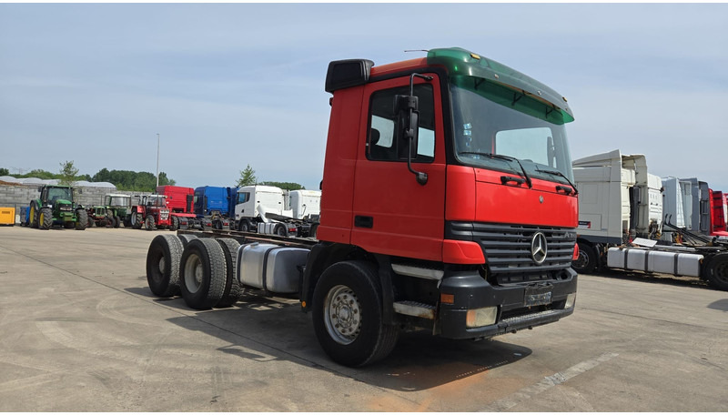 Mercedes-Benz ACTROS 2640 (EPS / 3 PEDALES / V6 / LAMES / GRAND PONT / EURO 2 / SEMI-AUTO) - 캡 새시 트럭 : 사진 3 Mercedes-Benz ACTROS 2640 (EPS / 3 PEDALES / V6 / LAMES / GRAND PONT / EURO 2 / SEMI-AUTO) - 캡 새시 트럭 : 사진 3