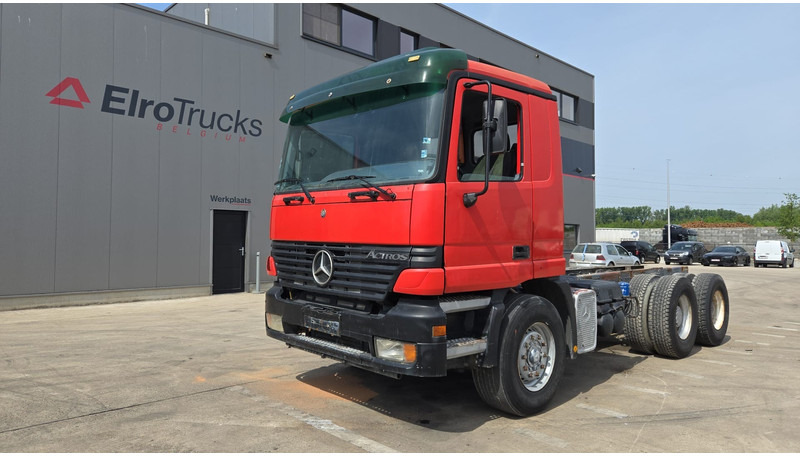 Mercedes-Benz ACTROS 2640 (EPS / 3 PEDALES / V6 / LAMES / GRAND PONT / EURO 2 / SEMI-AUTO) - 캡 새시 트럭 : 사진 1 Mercedes-Benz ACTROS 2640 (EPS / 3 PEDALES / V6 / LAMES / GRAND PONT / EURO 2 / SEMI-AUTO) - 캡 새시 트럭 : 사진 1