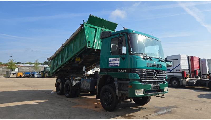 Mercedes-Benz Actros 3331 (BOITE MANUELLE / 6X6 / LAMES / GRAND PONT / V6) - 덤프트럭 : 사진 3 Mercedes-Benz Actros 3331 (BOITE MANUELLE / 6X6 / LAMES / GRAND PONT / V6) - 덤프트럭 : 사진 3