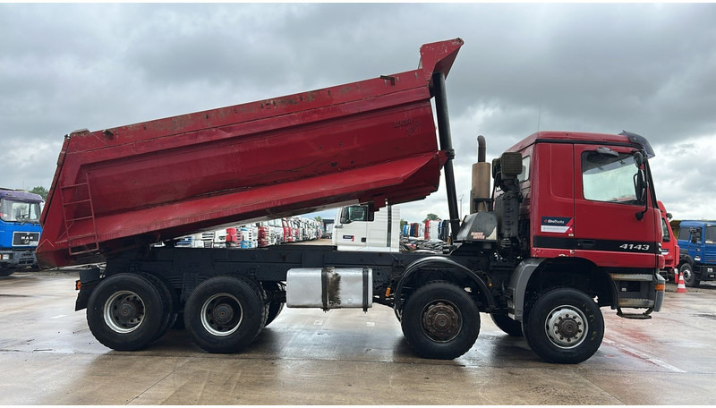 Mercedes-Benz Actros 4143 (BOITE MANUELLE / 8X8 / MANUAL GEARBOX / LAMES / GRAND PONT / BIG AXLE) - 덤프트럭 : 사진 4 Mercedes-Benz Actros 4143 (BOITE MANUELLE / 8X8 / MANUAL GEARBOX / LAMES / GRAND PONT / BIG AXLE) - 덤프트럭 : 사진 4