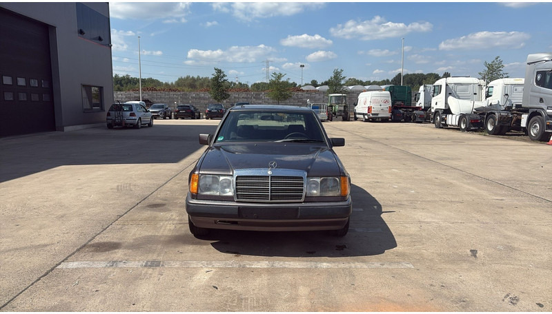 Mercedes-Benz E-Klasse 200 (GERMAN CAR / VOITURE D'ALLEMAGNE / ESSENCE / PETROL / MANUAL) - 세단 : 사진 2 Mercedes-Benz E-Klasse 200 (GERMAN CAR / VOITURE D'ALLEMAGNE / ESSENCE / PETROL / MANUAL) - 세단 : 사진 2