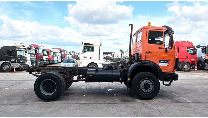 Mercedes-Benz SK 1622 (4X4 / LAMES / GRAND PONT / V6 / BIG AXLE / POMPE MANUELLE) - 캡 새시 트럭 : 사진 4 Mercedes-Benz SK 1622 (4X4 / LAMES / GRAND PONT / V6 / BIG AXLE / POMPE MANUELLE) - 캡 새시 트럭 : 사진 4