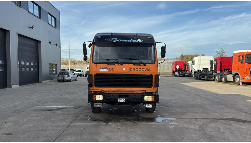 Mercedes-Benz SK 2222 (V6 / FULL STEEL / LAMES / BOITE MANUELLE / POMPE MANUELLE / 8 ROUES / 6X2) - 캡 새시 트럭 : 사진 2 Mercedes-Benz SK 2222 (V6 / FULL STEEL / LAMES / BOITE MANUELLE / POMPE MANUELLE / 8 ROUES / 6X2) - 캡 새시 트럭 : 사진 2