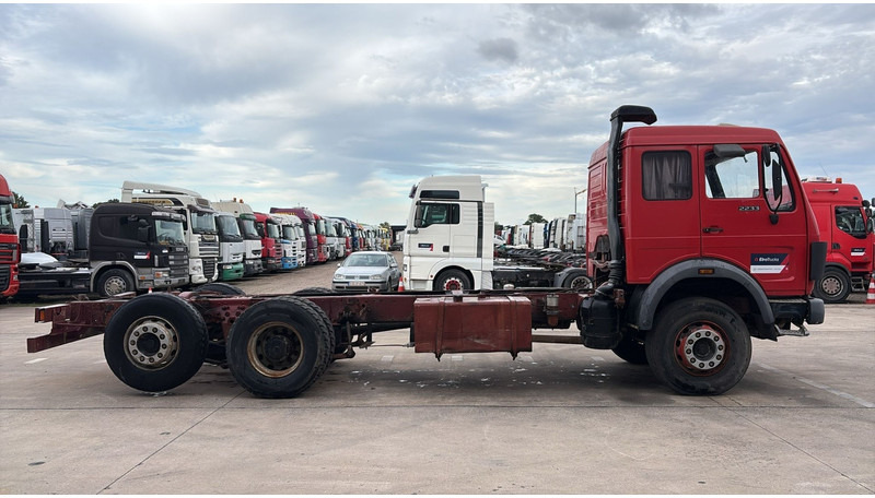 Mercedes-Benz SK 2233 (GRAND PONT / V8 AVEC 2X TURBO / BIG AXLE) - 캡 새시 트럭 : 사진 3 Mercedes-Benz SK 2233 (GRAND PONT / V8 AVEC 2X TURBO / BIG AXLE) - 캡 새시 트럭 : 사진 3