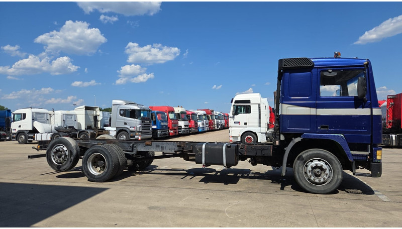 Volvo F 12 - 360 (FULL STEEL SUSPENSION / MANUAL PUMP / SUSP. LAMES / 6X2) - 캡 새시 트럭 : 사진 4 Volvo F 12 - 360 (FULL STEEL SUSPENSION / MANUAL PUMP / SUSP. LAMES / 6X2) - 캡 새시 트럭 : 사진 4