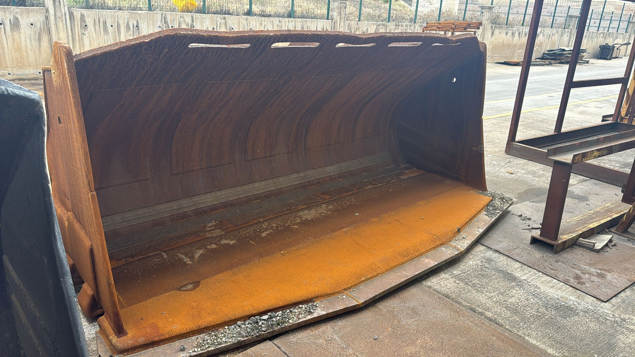 KOMATSU WA500 Loading Bucket - 로더 버킷 : 사진 1 KOMATSU WA500 Loading Bucket - 로더 버킷 : 사진 1