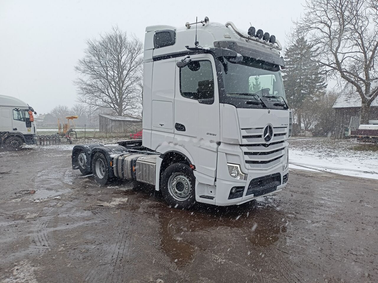 Mercedes-Benz Actros 2551 - 트랙터 유닛 : 사진 3 Mercedes-Benz Actros 2551 - 트랙터 유닛 : 사진 3