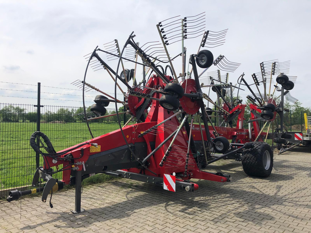 Massey Ferguson RK 1404 TRC-PRO - 반전기/ 레이크 : 사진 1 Massey Ferguson RK 1404 TRC-PRO - 반전기/ 레이크 : 사진 1