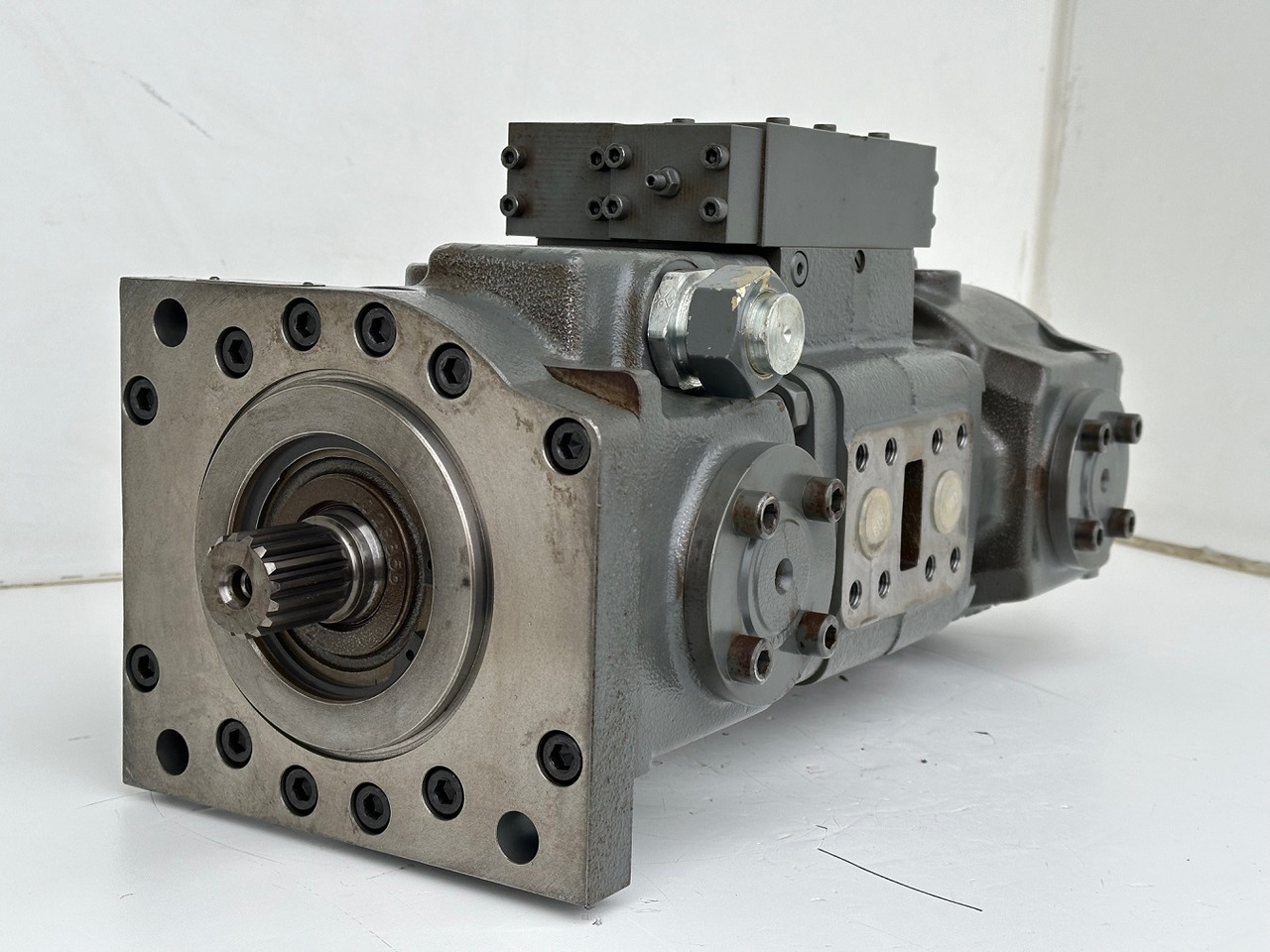 Liebherr Hydraulikdoppelpumpe Typ:LPVD 075. ID-Nr.9076806 - ID-Nr.9279749 - ID-Nr.9880487 - ID-Nr.9073988. A902 IND - A904 IND. #9076806.15495# - 유압 펌프 건설기계 용 : 사진 4 Liebherr Hydraulikdoppelpumpe Typ:LPVD 075. ID-Nr.9076806 - ID-Nr.9279749 - ID-Nr.9880487 - ID-Nr.9073988. A902 IND - A904 IND. #9076806.15495# - 유압 펌프 건설기계 용 : 사진 4