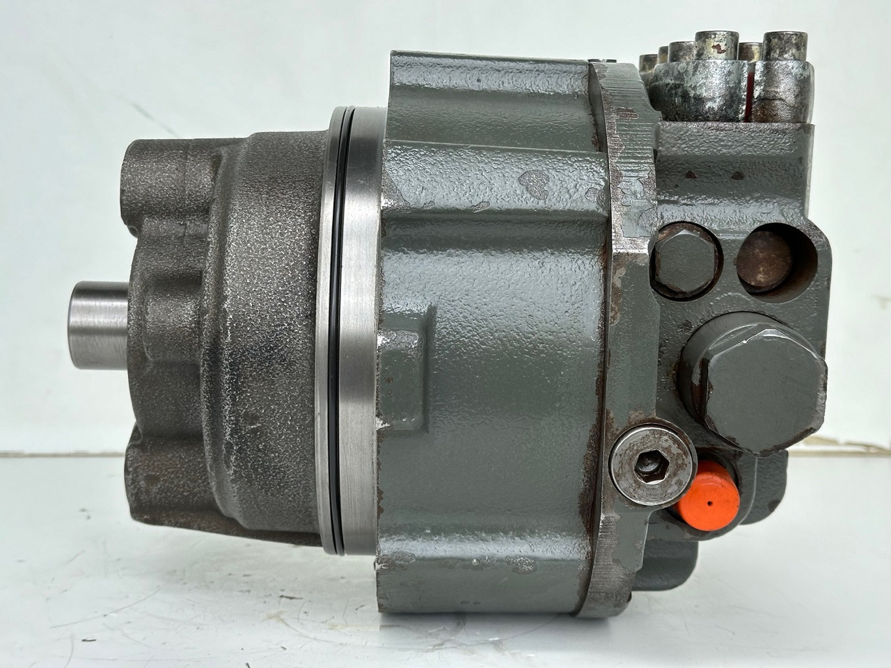 Liebherr Hydraulikeinbaumotor CMVE O 108. ID-Nr.10118562 - ID-Nr.10132610 - ID-Nr.10129048. LOS1916, LOS916, LOS926, R906, R916, R918, R920, R922, R924, R926COMP, R926, R936. #28313# - 유압 모터 건설기계 용 : 사진 4 Liebherr Hydraulikeinbaumotor CMVE O 108. ID-Nr.10118562 - ID-Nr.10132610 - ID-Nr.10129048. LOS1916, LOS916, LOS926, R906, R916, R918, R920, R922, R924, R926COMP, R926, R936. #28313# - 유압 모터 건설기계 용 : 사진 4