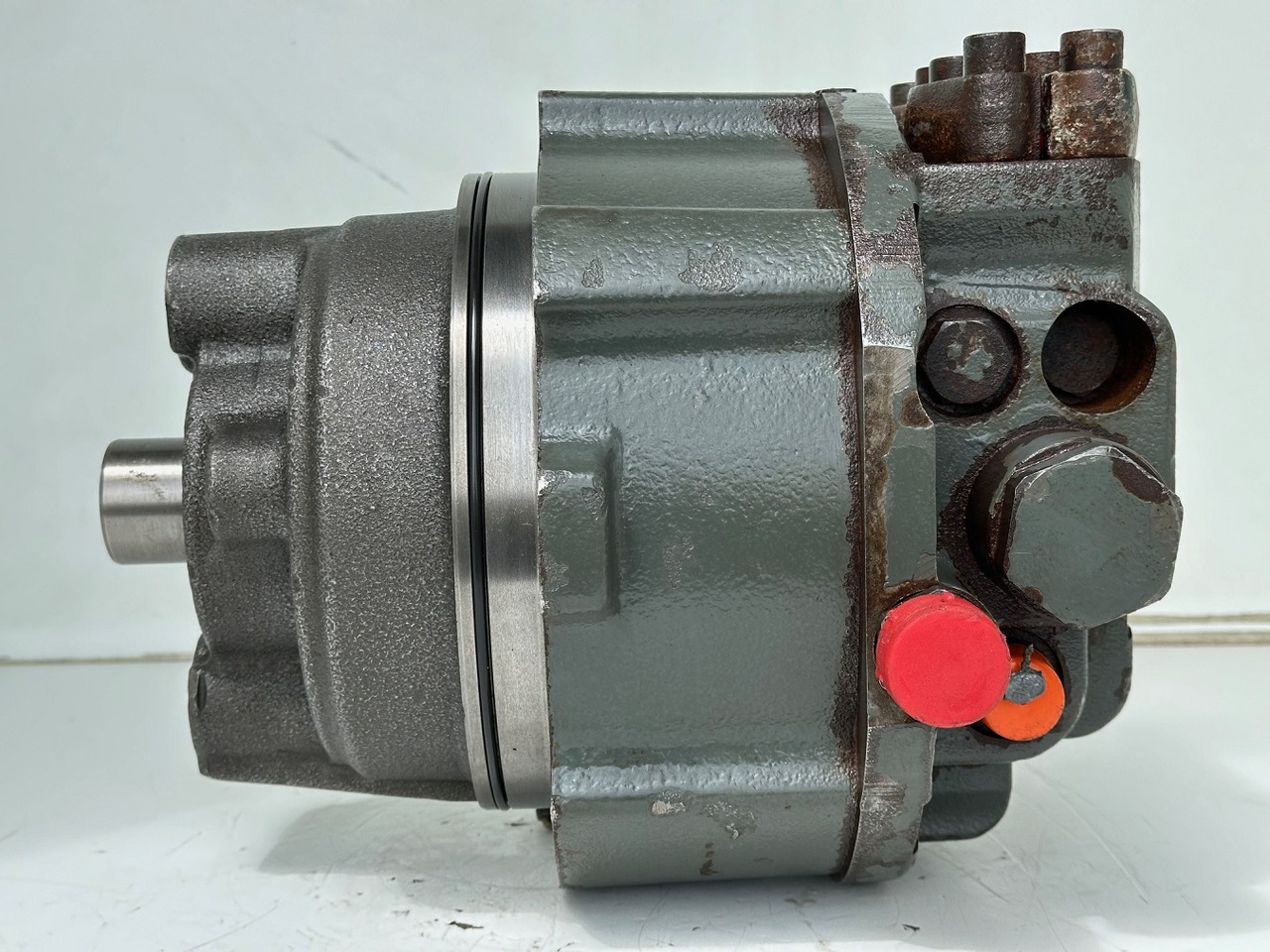 Liebherr Hydraulikeinbaumotor CMVE O 108. ID-Nr.10118562 - ID-Nr.10132610 - ID-Nr.10129048. LOS1916, LOS916, LOS926, R906, R916, R918, R920, R922, R924, R926COMP, R926, R936. #28314# - 유압 모터 건설기계 용 : 사진 4 Liebherr Hydraulikeinbaumotor CMVE O 108. ID-Nr.10118562 - ID-Nr.10132610 - ID-Nr.10129048. LOS1916, LOS916, LOS926, R906, R916, R918, R920, R922, R924, R926COMP, R926, R936. #28314# - 유압 모터 건설기계 용 : 사진 4