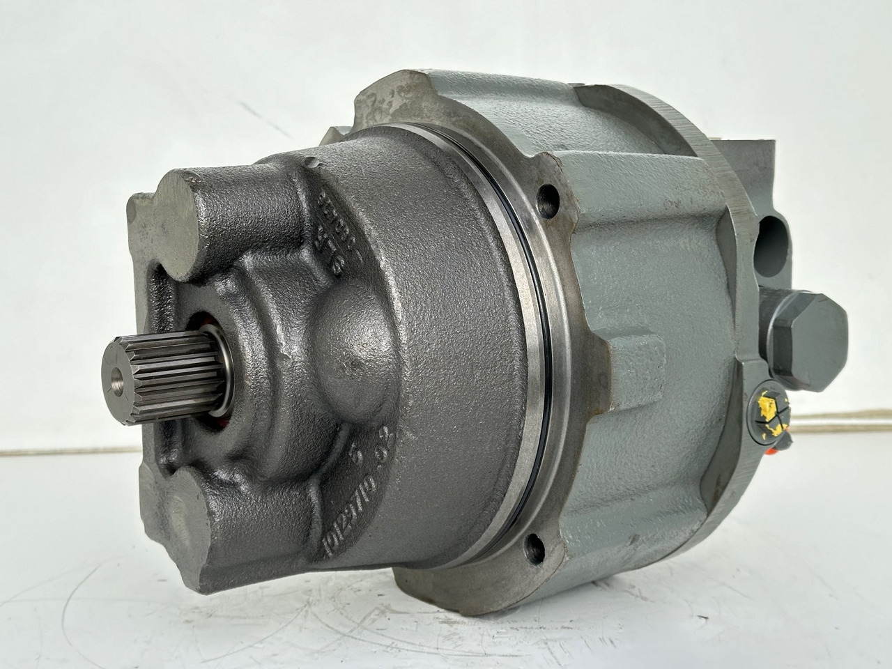 Liebherr Hydraulikeinbaumotor CMVE O 135. ID-Nr.10129570 - ID-Nr.11439804. FAT400P112 - FAT550P093. R930, R934, R936, R940, R944, R946, R950T. #10129570.21538# - 유압 모터 건설기계 용 : 사진 1 Liebherr Hydraulikeinbaumotor CMVE O 135. ID-Nr.10129570 - ID-Nr.11439804. FAT400P112 - FAT550P093. R930, R934, R936, R940, R944, R946, R950T. #10129570.21538# - 유압 모터 건설기계 용 : 사진 1
