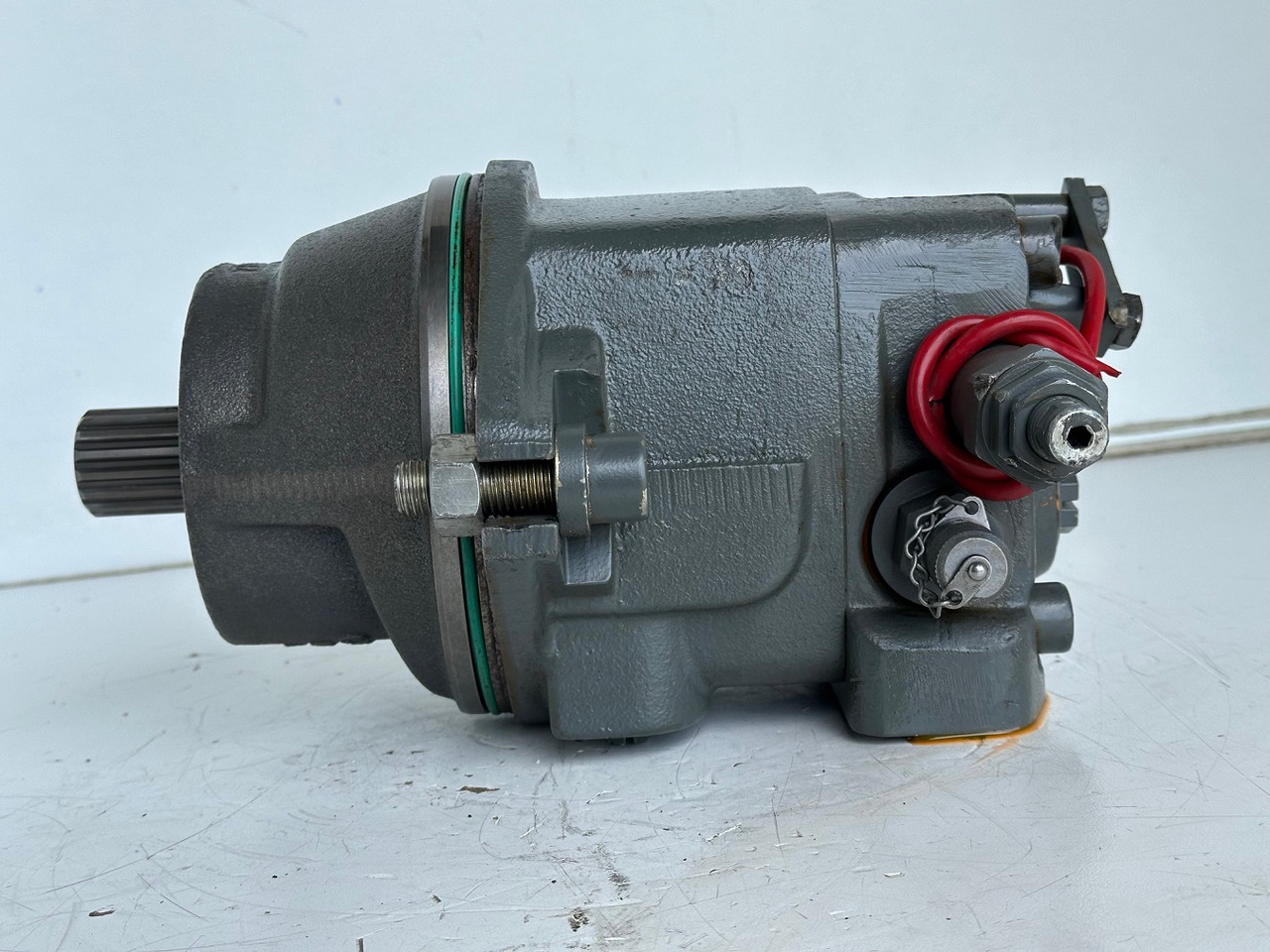 Liebherr Hydraulikeinbaumotor Typ:FMF058, ID-Nr.10122576 - ID-Nr.10145827 - ID-Nr.11371069. LOS1906, P924 COMP , R906, R906 PROTO, R916, R922, R924, R924 COMP, R926 COMP, R926 K LC. #39780# - 유압 모터 굴착기 용 : 사진 4 Liebherr Hydraulikeinbaumotor Typ:FMF058, ID-Nr.10122576 - ID-Nr.10145827 - ID-Nr.11371069. LOS1906, P924 COMP , R906, R906 PROTO, R916, R922, R924, R924 COMP, R926 COMP, R926 K LC. #39780# - 유압 모터 굴착기 용 : 사진 4