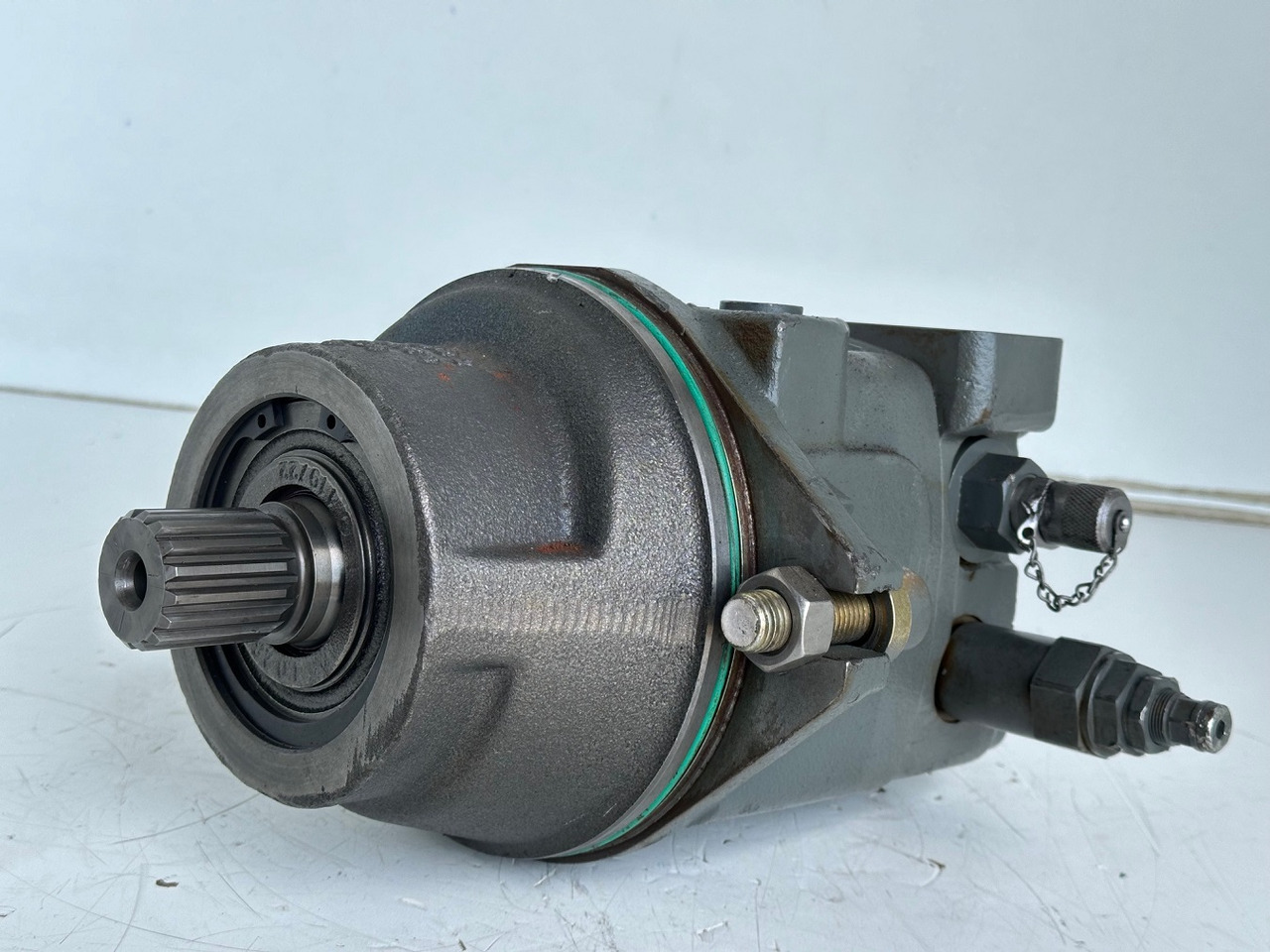 Liebherr Hydraulikeinbaumotor Typ:FMF058, ID-Nr.10122576 - ID-Nr.10145827 - ID-Nr.11371069. LOS1906, P924 COMP , R906, R906 PROTO, R916, R922, R924, R924 COMP, R926 COMP, R926 K LC. #39780# - 유압 모터 굴착기 용 : 사진 1 Liebherr Hydraulikeinbaumotor Typ:FMF058, ID-Nr.10122576 - ID-Nr.10145827 - ID-Nr.11371069. LOS1906, P924 COMP , R906, R906 PROTO, R916, R922, R924, R924 COMP, R926 COMP, R926 K LC. #39780# - 유압 모터 굴착기 용 : 사진 1