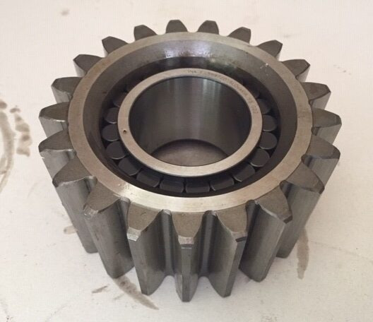 Liebherr Planetenrad mit Zylinderrollenlager ID-Nr.969490401-ID-Nr.10168338. FAT355P076-FAT355P077-FAT355P120. LH26,LH30C,LH40C,ER934,LO1916,LO1926,LOS916,LOS926,R906,R906 PROTO,R916,R920,R922,R924,R - 파이널 드라이브 크롤러 굴삭기 용 : 사진 1 Liebherr Planetenrad mit Zylinderrollenlager ID-Nr.969490401-ID-Nr.10168338. FAT355P076-FAT355P077-FAT355P120. LH26,LH30C,LH40C,ER934,LO1916,LO1926,LOS916,LOS926,R906,R906 PROTO,R916,R920,R922,R924,R - 파이널 드라이브 크롤러 굴삭기 용 : 사진 1