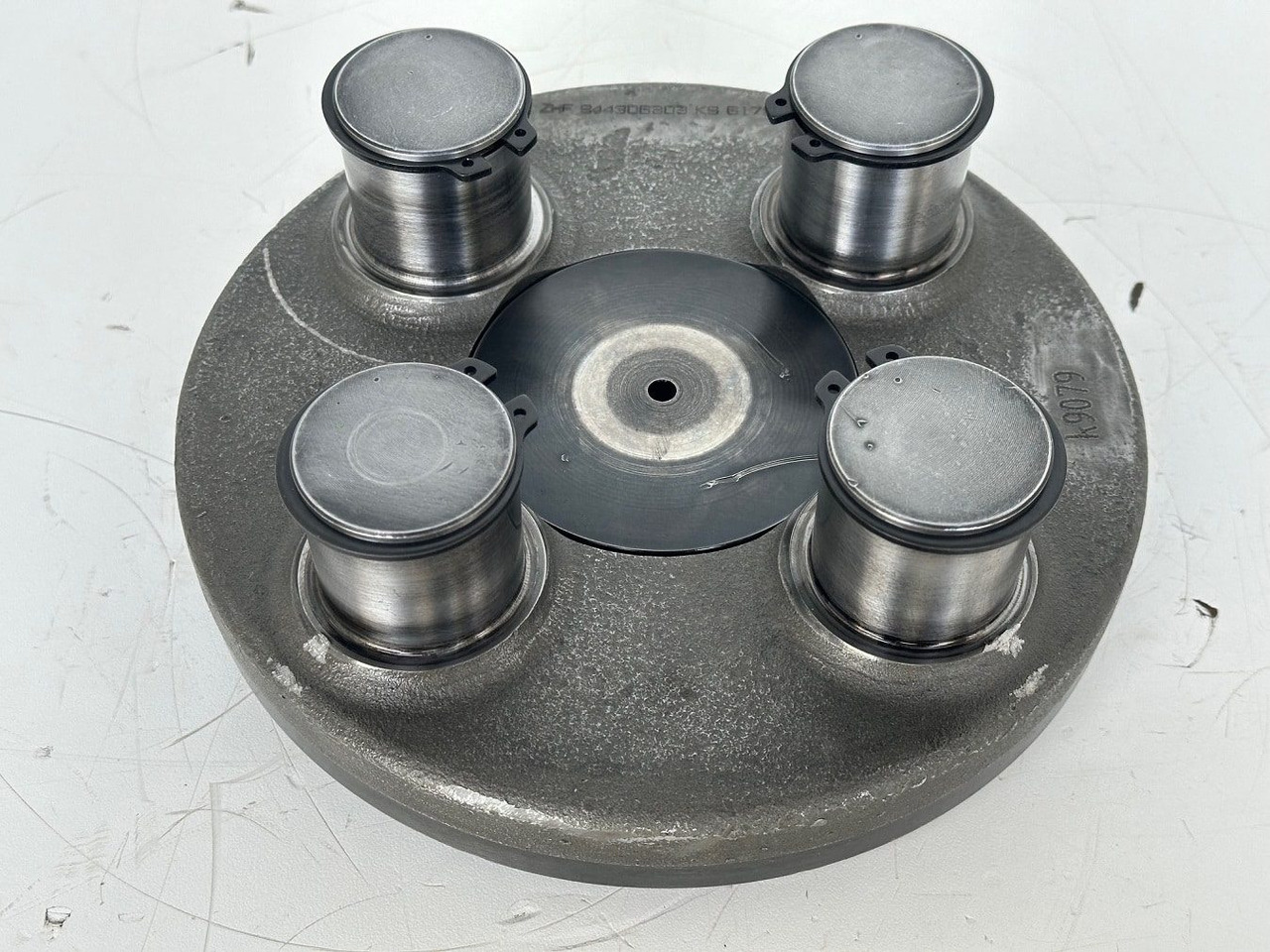 Liebherr Planetenträger ID-Nr.944306303 - ID-Nr.9443063. A924, A934, LH30, LH35, R906, R916, R922, R924, R926, R932, R934, R944. #k9079# - 기어박스 건설기계 용 : 사진 1 Liebherr Planetenträger ID-Nr.944306303 - ID-Nr.9443063. A924, A934, LH30, LH35, R906, R916, R922, R924, R926, R932, R934, R944. #k9079# - 기어박스 건설기계 용 : 사진 1