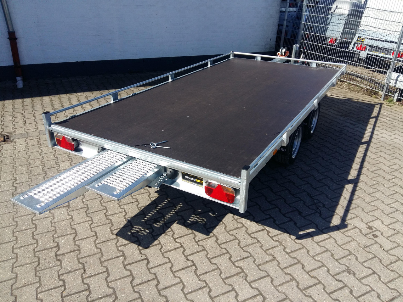 Auto Transporter Atlas 406x200cm Reling Winde Rampen 13" niedrig Fahrwerk (XL) 2700kg Modell 2024 - 드롭사이드/ 플랫베드 트레일러 : 사진 3 Auto Transporter Atlas 406x200cm Reling Winde Rampen 13" niedrig Fahrwerk (XL) 2700kg Modell 2024 - 드롭사이드/ 플랫베드 트레일러 : 사진 3