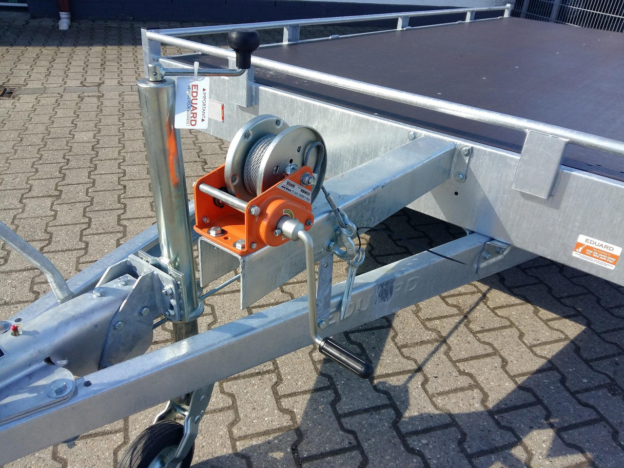 Auto Transporter Atlas 406x200cm Reling Winde Rampen 13" niedrig Fahrwerk (XL) 2700kg Modell 2024 - 드롭사이드/ 플랫베드 트레일러 : 사진 4 Auto Transporter Atlas 406x200cm Reling Winde Rampen 13" niedrig Fahrwerk (XL) 2700kg Modell 2024 - 드롭사이드/ 플랫베드 트레일러 : 사진 4