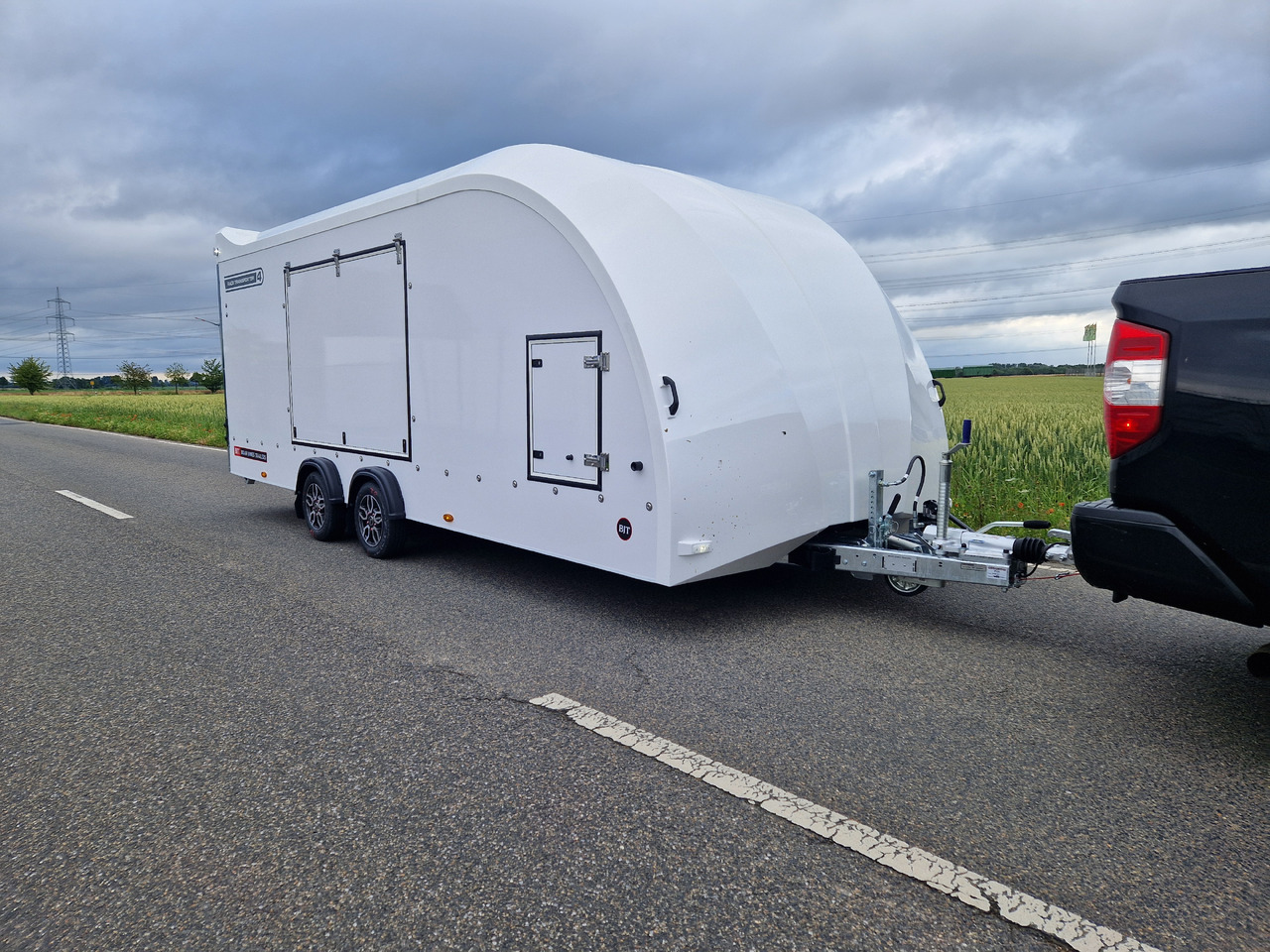 BJT Race Transporter 4 550x212x188cm weiss E Winde Frontstauraum ASR Alufelgen dark 3500kg Modell 24 - 오토트랜스포터 트레일러 : 사진 4 BJT Race Transporter 4 550x212x188cm weiss E Winde Frontstauraum ASR Alufelgen dark 3500kg Modell 24 - 오토트랜스포터 트레일러 : 사진 4