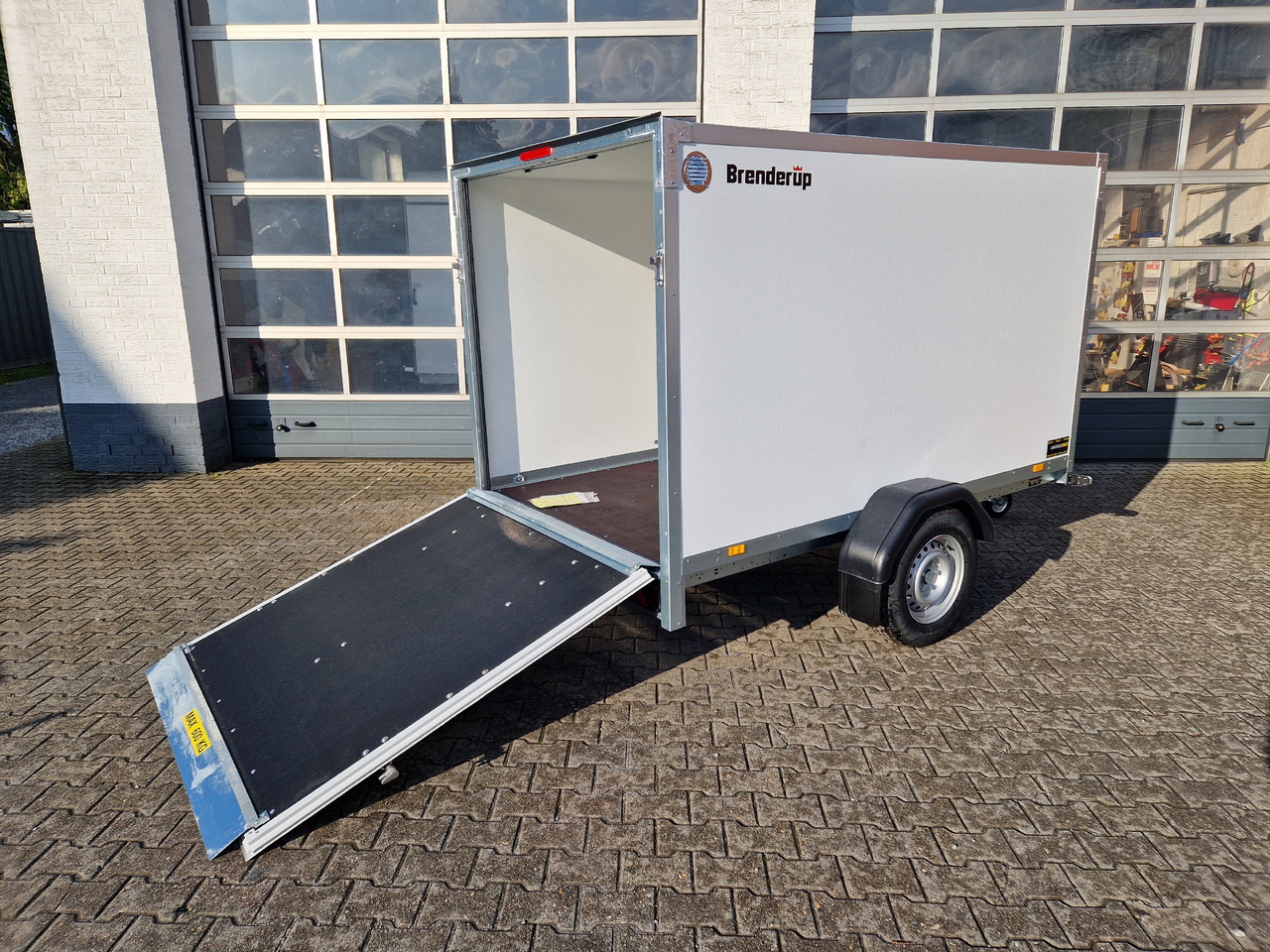 Brenderup Cargo Dynamic CD260 B R 260x153x150cm niedrig Heckrampe Wabenwände (S) 1300kg - 밀폐형 박스 트레일러 : 사진 1 Brenderup Cargo Dynamic CD260 B R 260x153x150cm niedrig Heckrampe Wabenwände (S) 1300kg - 밀폐형 박스 트레일러 : 사진 1