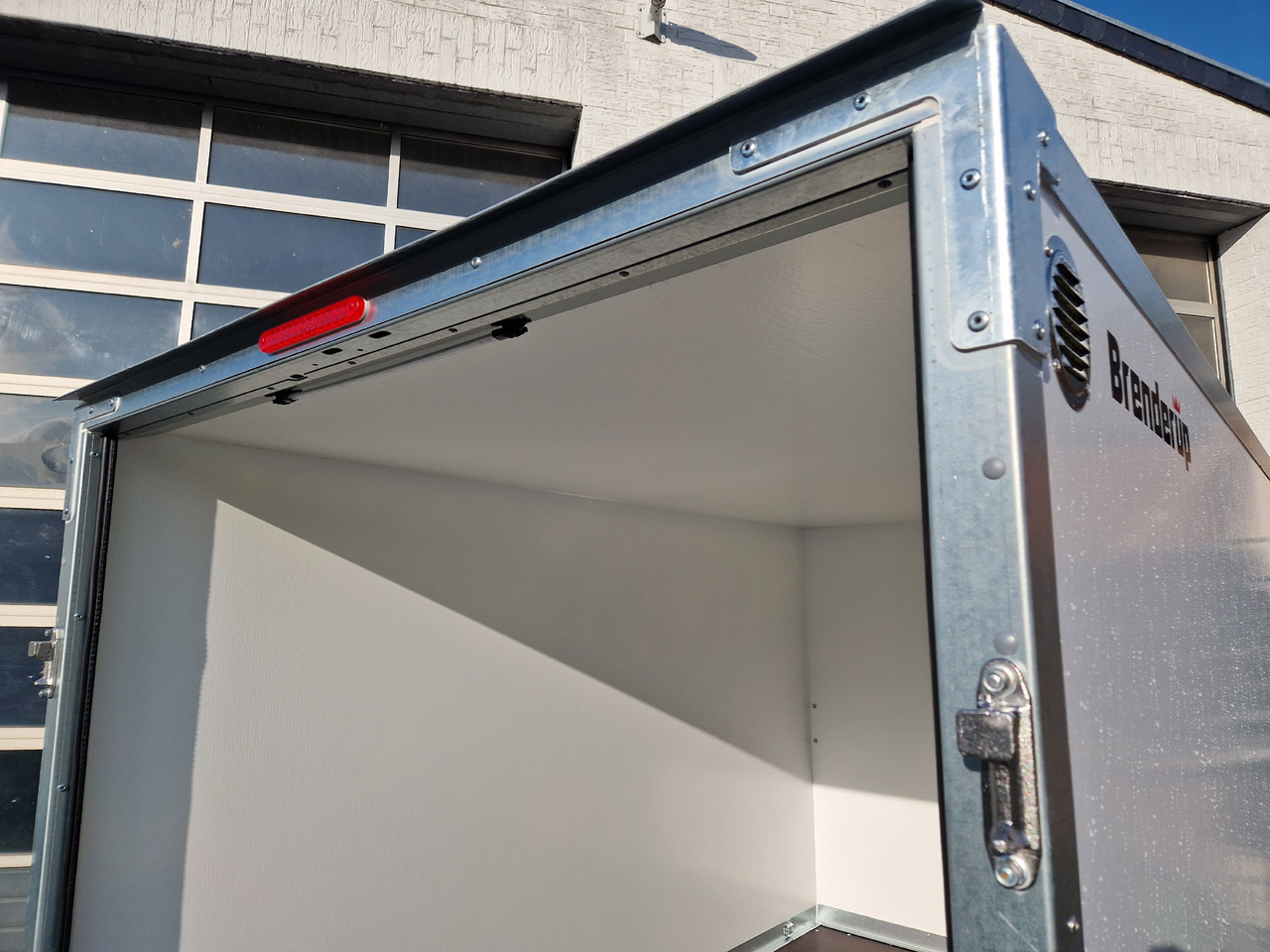 Brenderup Cargo Dynamic CD260 B R 260x153x150cm niedrig Heckrampe Wabenwände (S) 1300kg - 밀폐형 박스 트레일러 : 사진 3 Brenderup Cargo Dynamic CD260 B R 260x153x150cm niedrig Heckrampe Wabenwände (S) 1300kg - 밀폐형 박스 트레일러 : 사진 3