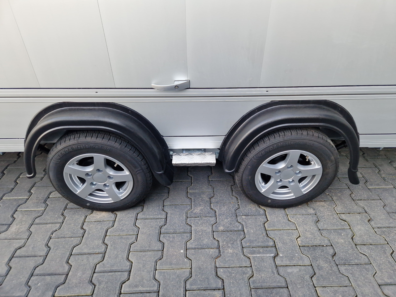 Cargo Roadster 2000 550x220x204cm Poly irongrey Car Edition Pullman 3500kg Vollausstattung - 밀폐형 박스 트레일러 : 사진 4 Cargo Roadster 2000 550x220x204cm Poly irongrey Car Edition Pullman 3500kg Vollausstattung - 밀폐형 박스 트레일러 : 사진 4