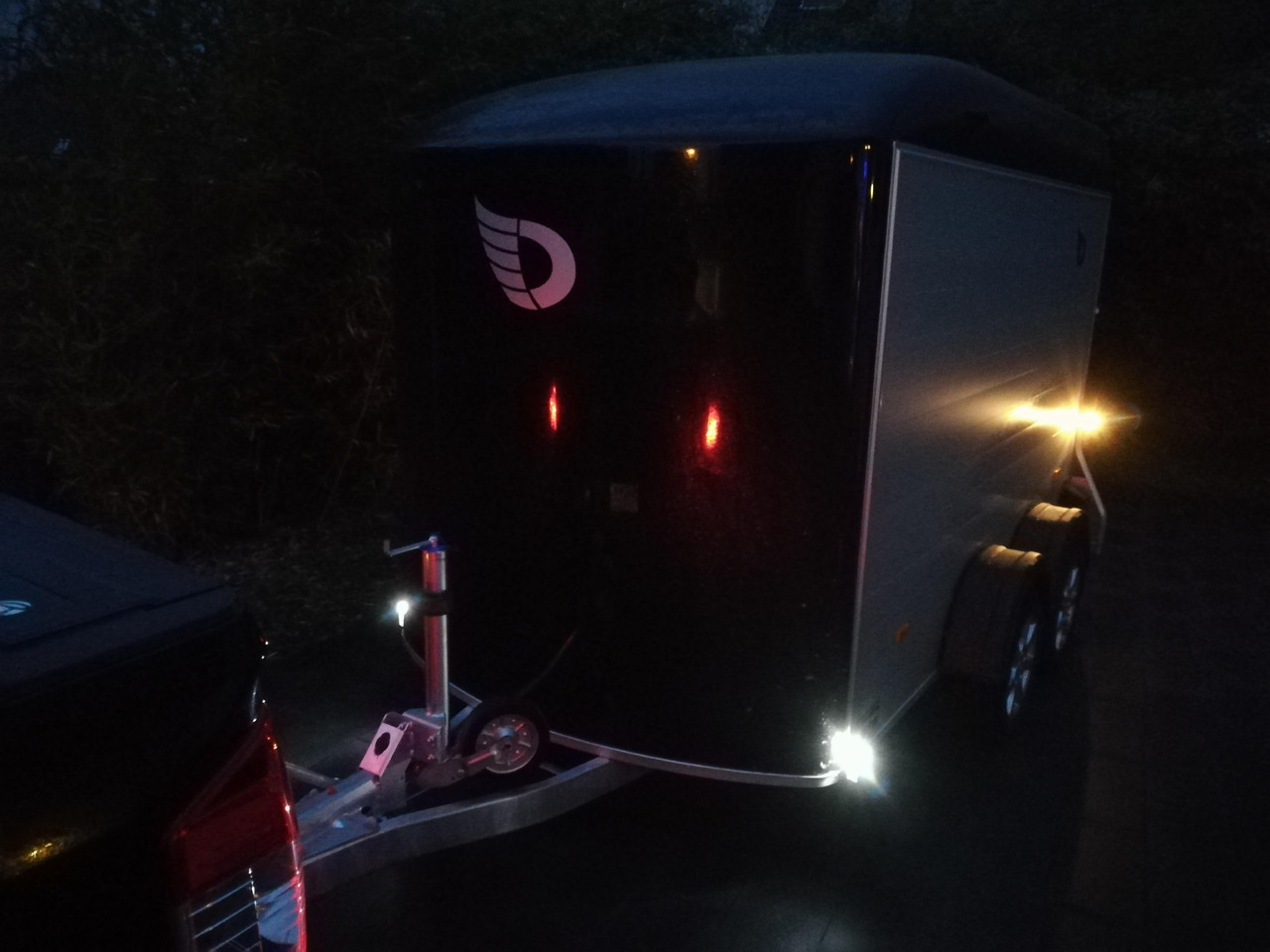 Cargo Roadster 500 312x167x199cm Alu Poly black Seitentür 100km/H Pullman 2000kg Sommer Aktion 2025 - 밀폐형 박스 트레일러 : 사진 2 Cargo Roadster 500 312x167x199cm Alu Poly black Seitentür 100km/H Pullman 2000kg Sommer Aktion 2025 - 밀폐형 박스 트레일러 : 사진 2