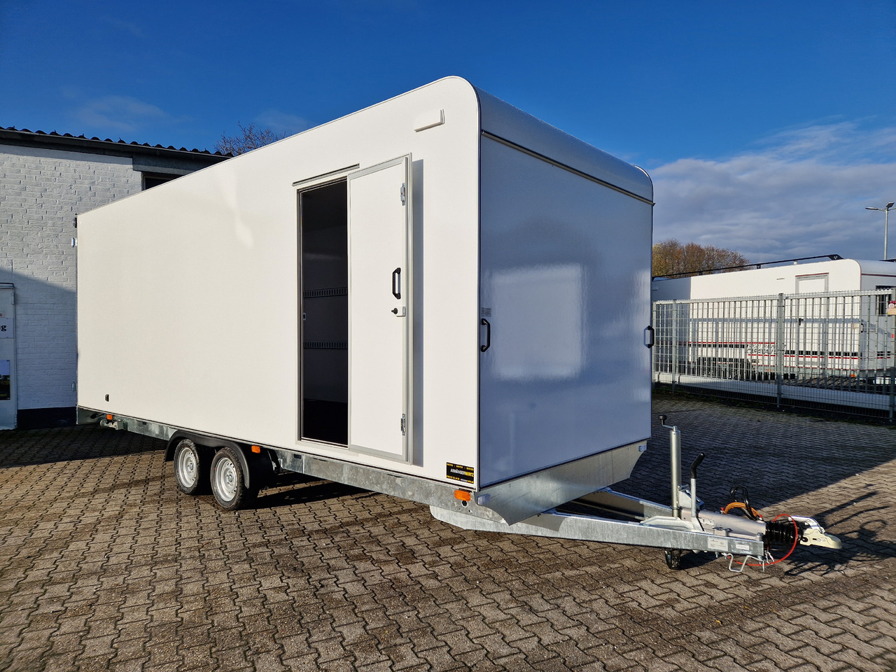 Hochlader Koffer TFSP 600T.00 600x220x220cm aero Zurrsys. Seitentür IL 13" (XXXL+) 3500kg - 밀폐형 박스 트레일러 : 사진 1 Hochlader Koffer TFSP 600T.00 600x220x220cm aero Zurrsys. Seitentür IL 13" (XXXL+) 3500kg - 밀폐형 박스 트레일러 : 사진 1
